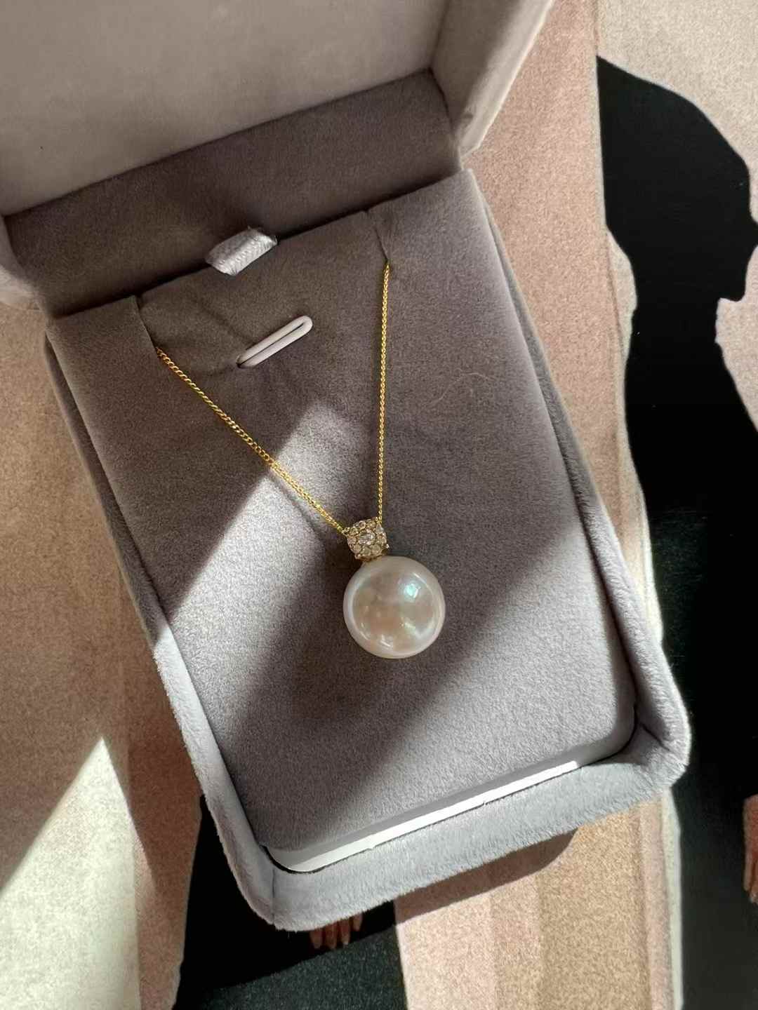 Diana-Inspired Edison Pearl Pendant
