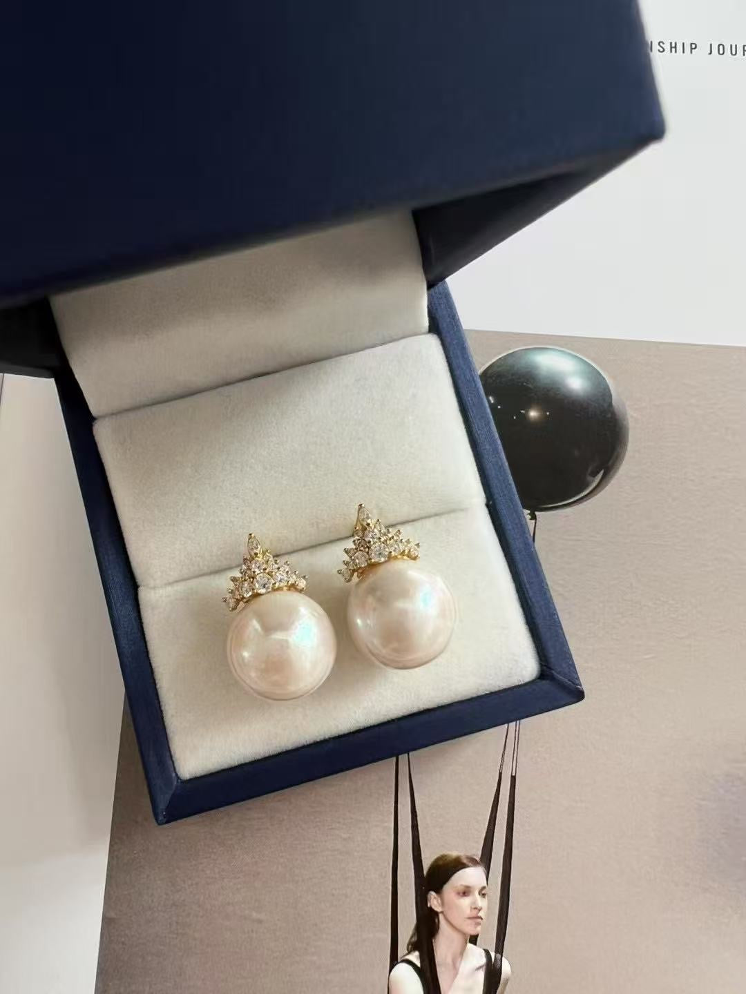 Moonlight – Edison Pearl Stud Earrings
