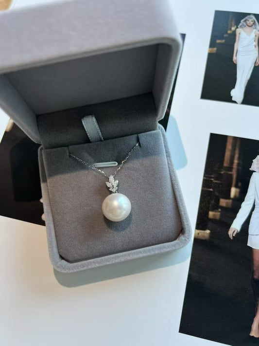Moonlight – Failing Leaf Edison Pearl Pendant