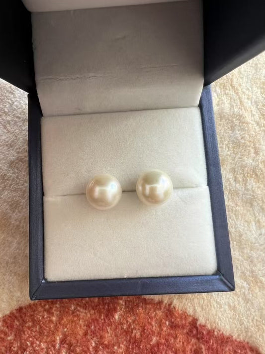 Classic Pearl Studs – 10mm